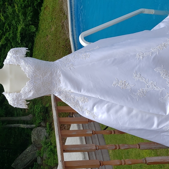 HOST PICK. Read Below. Oleg Cassini Cap Sleeve Wedding Gown Size 4 - Picture 4 of 15